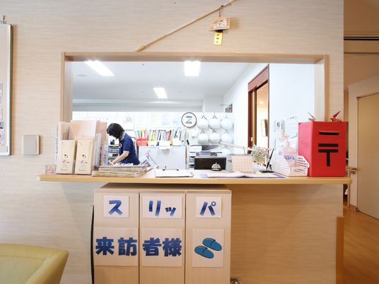 フロントの活気ある様子
