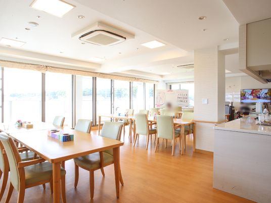 日差し入る快適な食堂