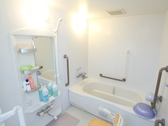 バリアフリー設計の浴室