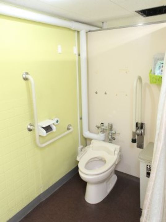 手すり付きトイレの内観