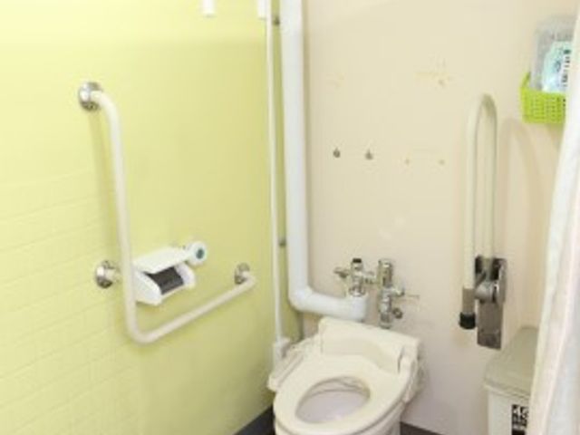 手すり付きトイレの内観 トイレ 手すりが設置された安心のトイレ空間です。日々の生活において、利用者の安全と快適さを支える環境が整っています。