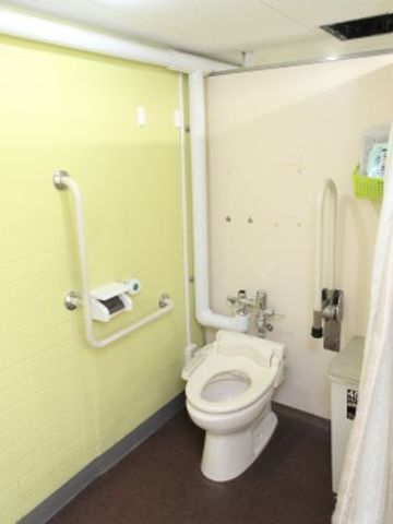 手すり付きトイレの内観 トイレ 手すりが設置された安心のトイレ空間です。日々の生活において、利用者の安全と快適さを支える環境が整っています。