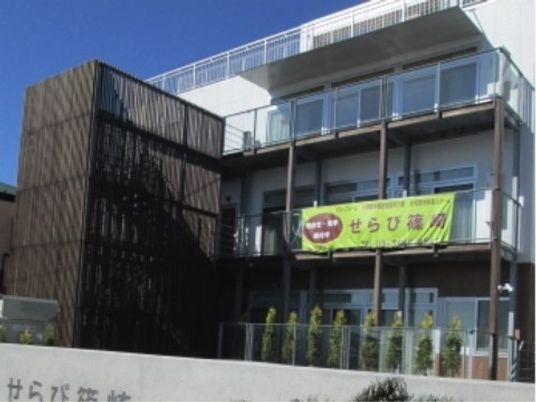 日差しの明るい外観