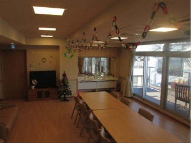 装飾が施された食堂 共有スペース 広々とした食堂では、天井に季節の装飾が施され、温かみのある雰囲気で食事を楽しめます。窓からは自然光が差し込み、明るい空間を提供しています。