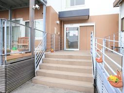 明るいエントランス外観