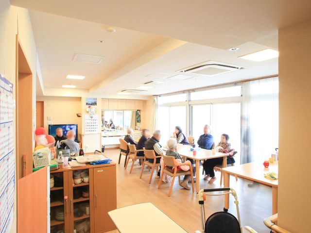 明るい共食スペース 談話室 笑顔が集う広々とした食堂で、温かなコミュニケーションが芽生えます。