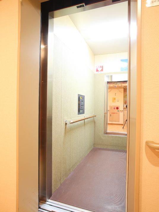 手すり付きエレベーター内観