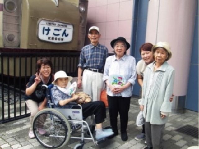 笑顔の集合スタッフイメージ スタッフ スタッフと笑顔で寄り添う姿は、温かい雰囲気を感じさせます。チームワークを大切にする職場環境がうかがえます。