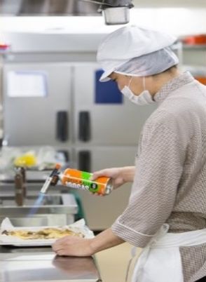 調理スタッフが作業中