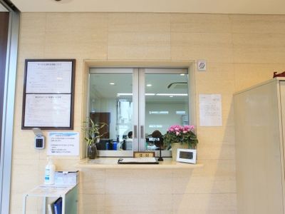 受付カウンターと掲示物