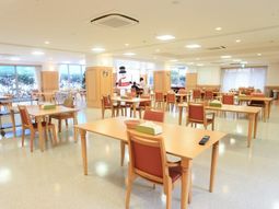 広々とした明るい食堂