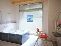 バリアフリーの明るい浴室