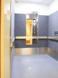 明るい通路のエレベーター