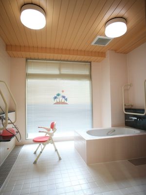明るい浴室の設備