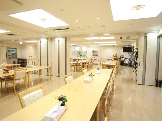 広々とした明るい食堂