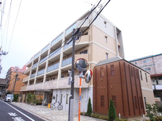 モダンな外観の建物