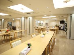 明るい食堂の様子