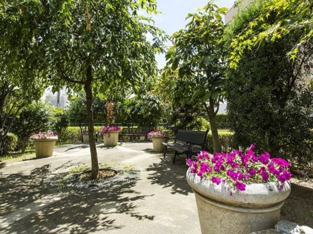緑と花が美しい中庭 館外 ゆとりのある中庭では、四季折々の花々をご堪能いただけます。ベンチに腰掛けて、快適な休息を楽しむことができる空間です。