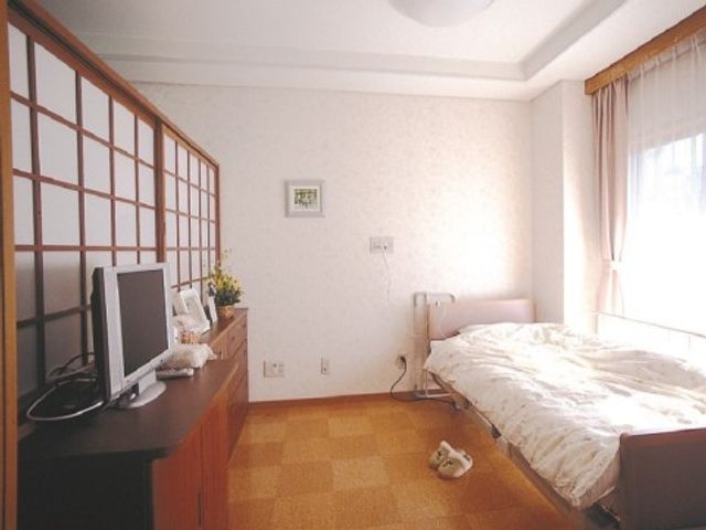 居心地の良い居室空間 居室 ゆとりある居室には日差しが優しく差し込み、個々のくつろぎ時間を大切にできる環境が整っています。