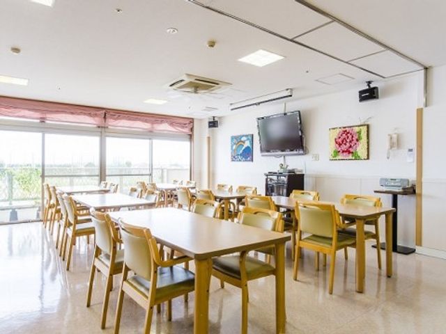 明るいダイニングの様子 ダイニング 広々とした明るい食堂です。一緒に食事を楽しむためのテーブルと椅子が整っており、快適な空間が広がっています。