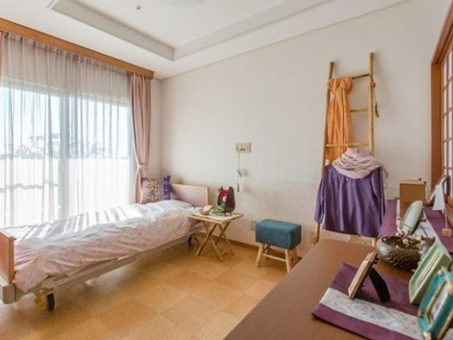 居心地の良い居室 居室 ゆったりとした個室で、窓際明るく日差しが入ります。個人の趣味や必要品を置いて、安心の生活空間をご提供します。
