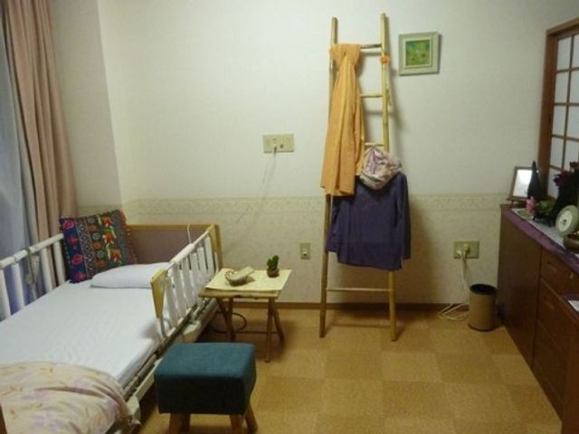 居室の整った一角 居室 ゆったりとしたスペースがある居室です。個人のお好みに合わせて飾り付けられた空間で、自由に過ごすことができます。