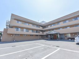 明るい日差しの外観