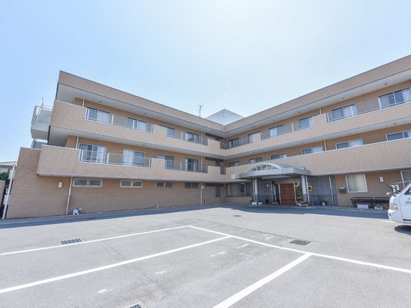 明るい日差しの外観