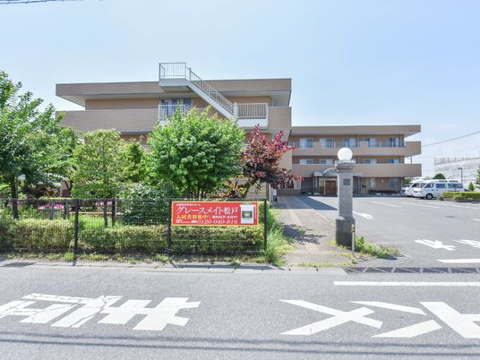 明るい外観の建物