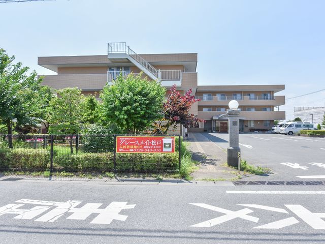 明るい外観の建物 外観 広々として開放的な環境に佇む施設です。日々の業務を通じて、快適な空間での支援を提供できます。