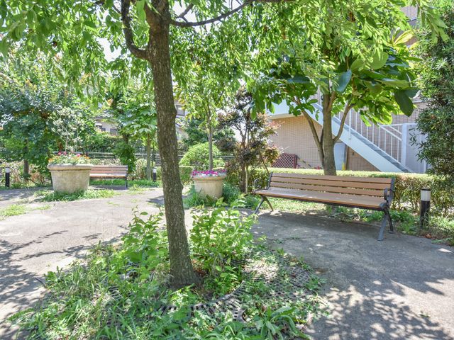 緑豊かな中庭の風景 コミュニティ広場 樹木に囲まれた静寂な中庭です。ベンチでのんびりと自然を感じながら休憩ができます。