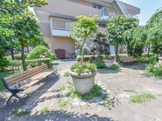 緑豊かな施設の中庭