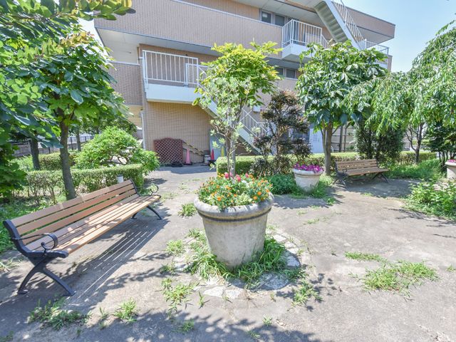 緑豊かな施設の中庭 コミュニティ広場 植物に囲まれた中庭で、穏やかな時間を過ごすことができます。ベンチが設置され、一息つくのに最適な空間です。