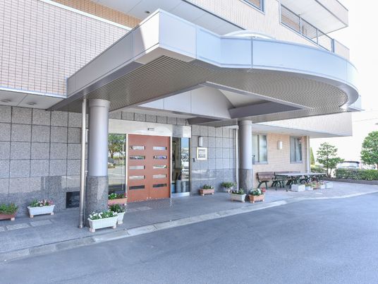 明るく開放的なエントランス