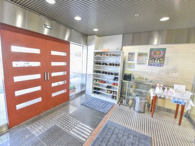 エントランスの明るい様子