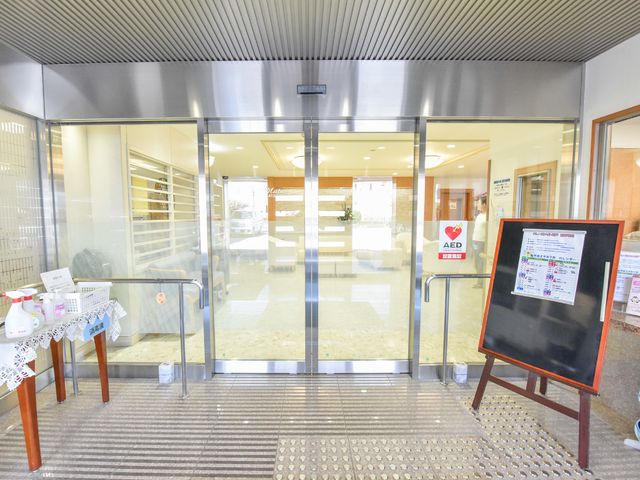 明るいエントランスの景観 エントランス 広々としたエントランスは明るく、安心のＡＥＤも完備しております。お出迎えするスタッフの笑顔が心温まる空間です。