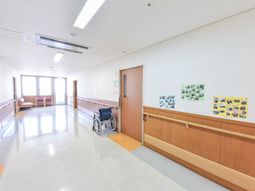 明るい廊下と車椅子
