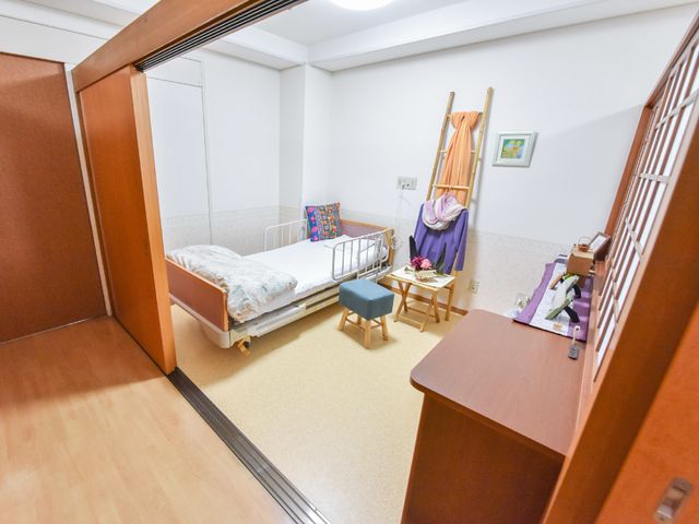 居室の広い空間 居室 ゆとりのある居室には必要なものが備わり、快適な生活が送れるよう配慮されています。個々の生活スタイルに合わせて空間を活用できます。