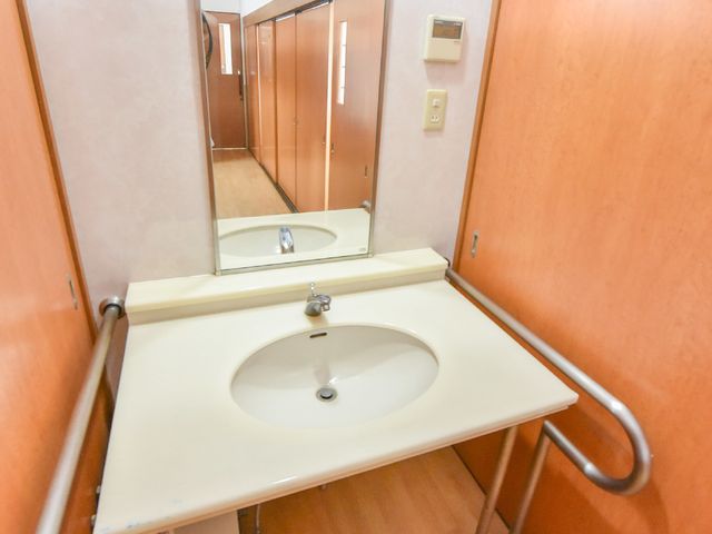 バリアフリー洗面台 居室洗面台 手すり完備の洗面エリアです。利用者の自立支援を考えた配慮が施されています。
