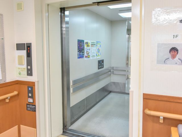 エレベーターの出入り口 エレベーター バリアフリー設計のエレベーターが整備されており、車椅子でも安心して移動できる空間です。