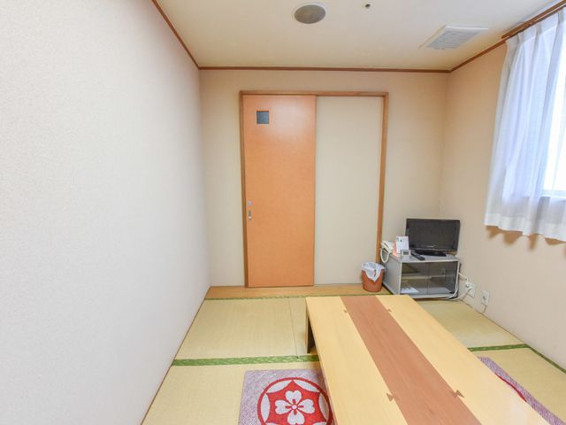 落ち着いた雰囲気の居室 ゲストルーム 畳が敷かれた和室は、伝統的な日本の雰囲気を感じさせます。ここで、静かな個人の時間をお過ごしいただけます。