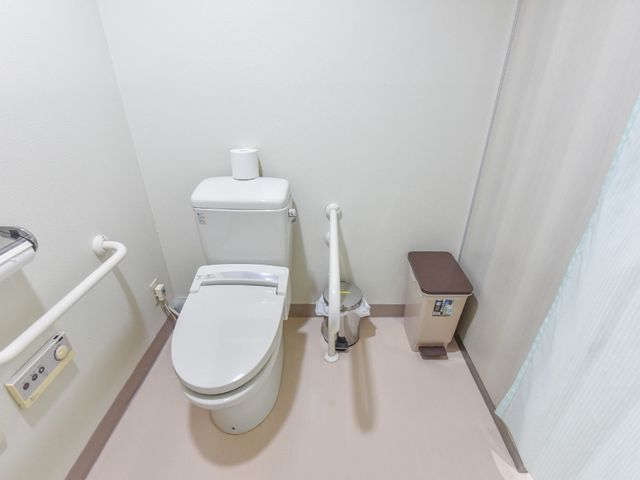 バリアフリー機能付トイレ トイレ 手すり付きで安全を考慮した清潔なトイレ空間です。ゆったりとした配置で快適にお使いいただけます。