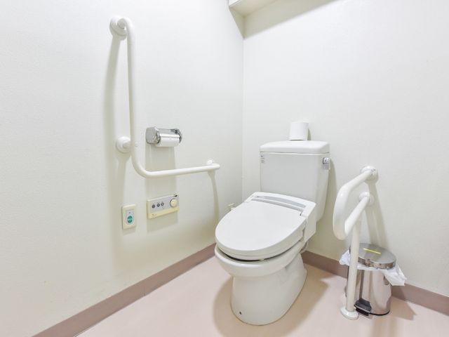 バリアフリートイレ設備 トイレ 手すりが設置された清潔なトイレ空間です。万が一の際にも安心のコールボタンが完備されております。