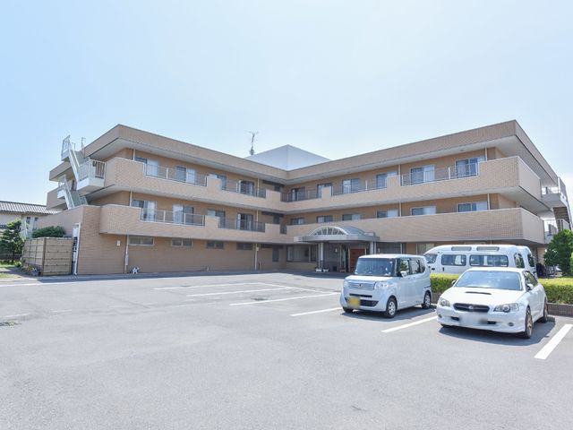 清潔な建物の外観 外観 ゆとりある駐車スペースが確保された快適な施設です。スタッフとしても利用者様に安心の環境を提供できます。