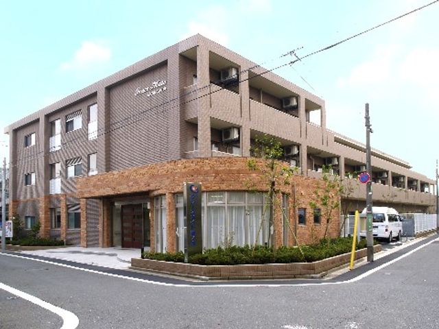 快適な外観を持つ建物 外観 地域に調和したデザインの建物です。窓と植栽が心地よい開放感を与え、温もりある環境が醸し出されています。