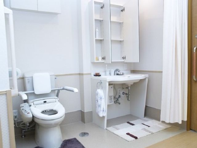 バリアフリートイレ設備 水廻り 広々として清潔なトイレです。手すりやスペースの配慮で、どなたでも快適にご利用いただけます。