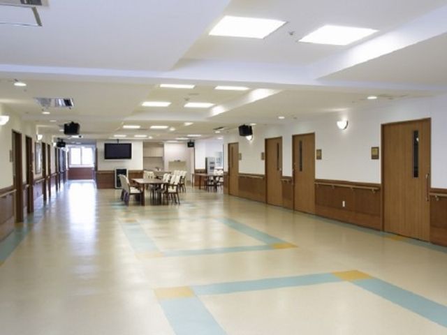 広々とした共有スペース 廊下 天井が高く広々とした食堂は、使い勝手の良い造りです。働くみなさんが利用者様と共にくつろげる空間です。
