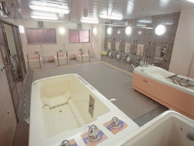 バリアフリーの浴室設備 浴室 清潔感のあふれる明るい浴室です。機能的な設計により、安全かつ快適にご利用いただける環境を整えています。