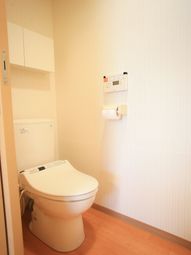 清潔感のあるトイレの室内