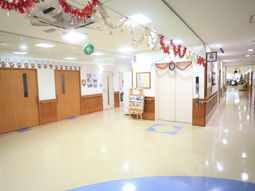 装飾された施設の廊下